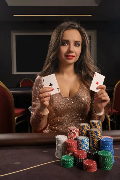 美しいブルネットの女性がポーカーをプレイしています。. — ストック写真
