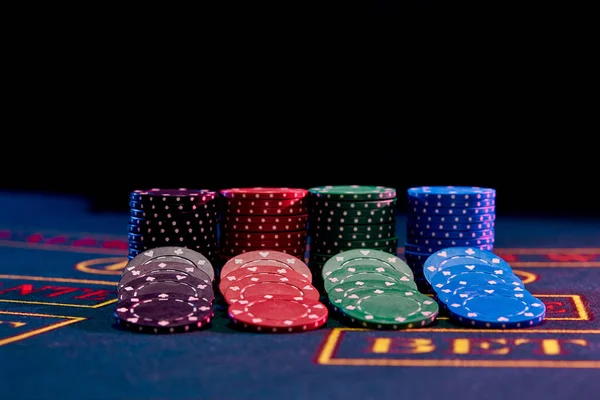 Çok Renkli Çipler Siyah Bir Arkaplana Karşı Bir Oyun Masasının — Stok fotoğraf