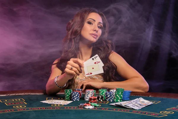 Gorgeous Lady Playing Poker Casino She Showing Two Cards Sitting — Stock Photo, Image