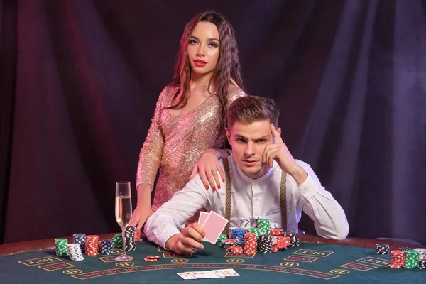 Tipo Sosteniendo Dos Cartas Jugando Póquer Casino Sentado Mesa Con — Foto de Stock