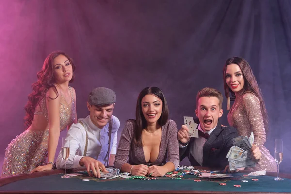 Spolužáci Hrají Poker Kasinu Stolu Žetony Penězi Kartami Jsem Rád — Stock fotografie