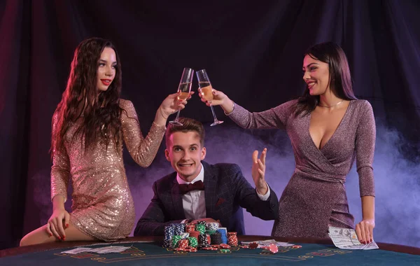 Usmívající Muž Hraje Poker Kasinu Sedí Stolu Hromadami Žetonů Peněz — Stock fotografie