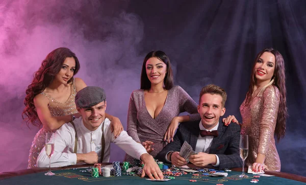 Freunde Spielen Poker Casino Tisch Mit Stapeln Von Chips Geld — Stockfoto