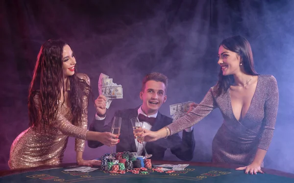 Muž Hraje Poker Kasinu Sedí Stolu Hromadami Žetonů Peněz Karet — Stock fotografie