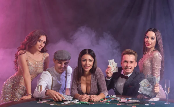 Společníci Hrají Poker Kasinu Stolu Hromadami Žetonů Peněz Karet Něm — Stock fotografie