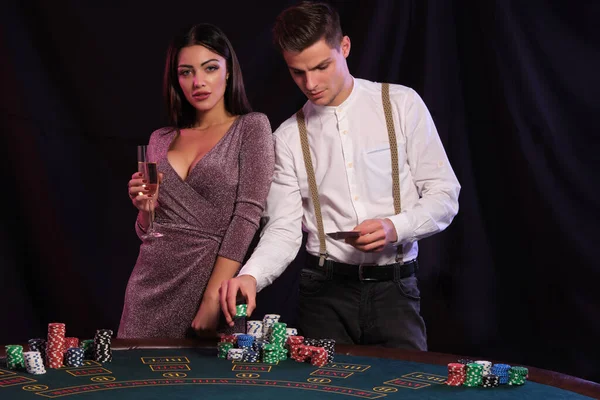 Hombre Con Camisa Blanca Sosteniendo Dos Cartas Jugando Póquer Casino — Foto de Stock