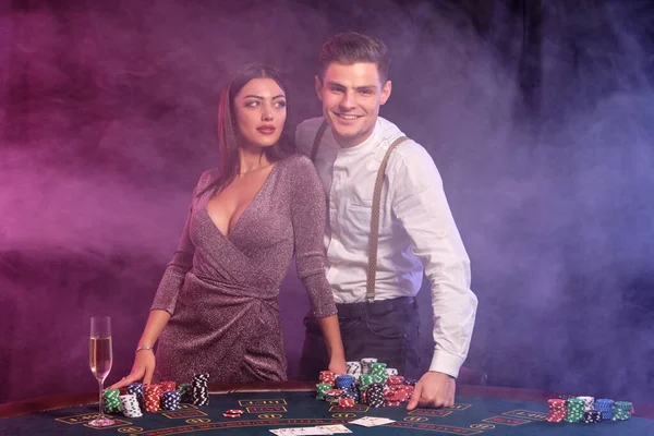 Tipo Con Camisa Blanca Jugando Póquer Casino Mesa Con Montones — Foto de Stock