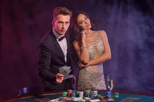 Hombre Mujer Están Mostrando Dinero Efectivo Jugando Póquer Casino Celebrando — Foto de Stock