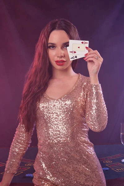 Brünettes Mädchen Goldenem Kleid Zeigt Zwei Karten Während Sie Spieltisch — Stockfoto