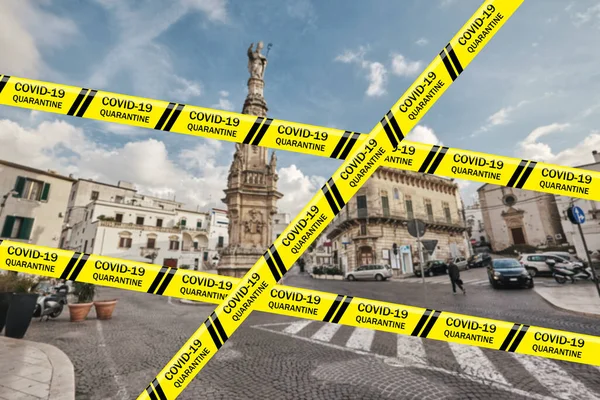 생물학적 위험성 코로나 바이러스는 기념비와 광장에 테이프를 시내의 도시오슈 이탈리아 — 스톡 사진