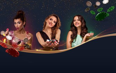 Güzel elbiseli, mücevherli üç kız. Çipleri var, bazıları uçuyor, mavi arka planda poz veriyorlar. Metnin için alanı kopyala. Poker, kumarhane