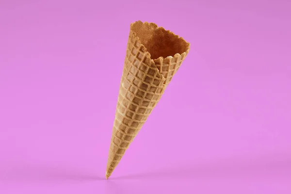 Cone Bolacha Vazio Saboroso Para Sorvete Contra Fundo Rosa Conceito — Fotografia de Stock