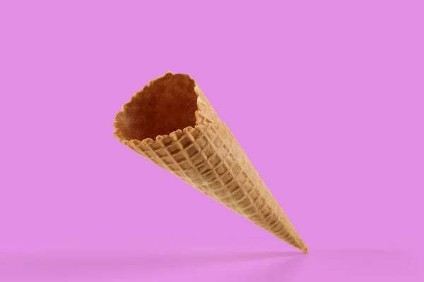 Cono Oblea Vacío Crujiente Para Helado Sobre Fondo Rosa Concepto — Foto de Stock