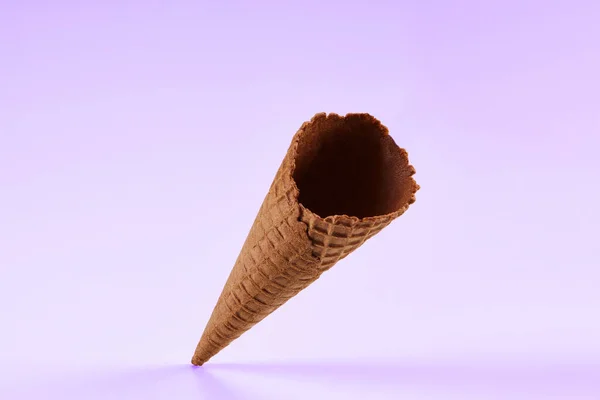 Порожній Смачний Шоколадний Вафельний Конус Морозива Ізольований Білому Тлі Концепція — стокове фото