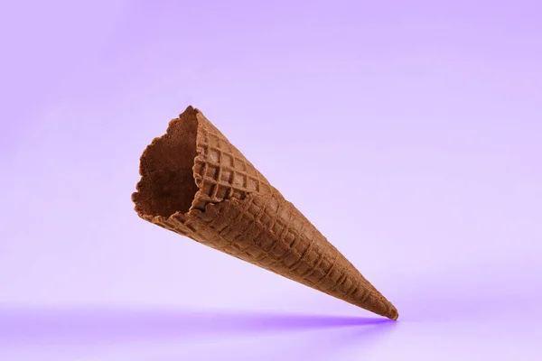 Пустой Хрустящий Шоколадный Вафельный Конус Мороженого Изолирован Белом Фоне Концепция — стоковое фото