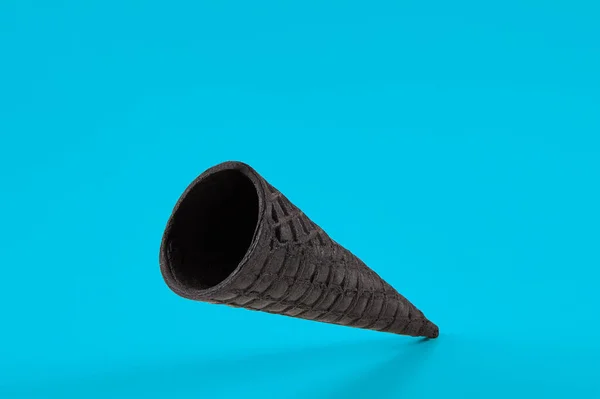 Cono Oblea Negro Vacío Delicioso Para Helado Sobre Fondo Azul —  Fotos de Stock