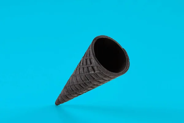 Cono Oblea Negro Vacío Crujiente Para Helado Sobre Fondo Azul —  Fotos de Stock