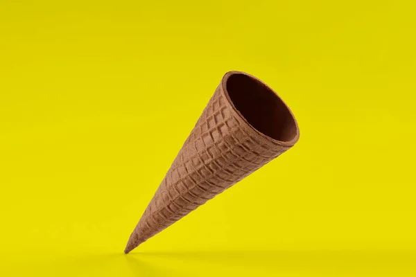 Cono Oblea Vacío Sabroso Para Helado Sobre Fondo Amarillo Concepto — Foto de Stock