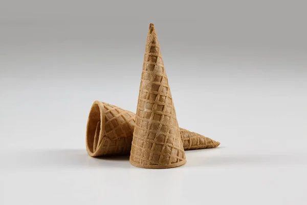 Dois Cones Wafer Vazios Deliciosos Médios Para Sorvete Isolado Fundo — Fotografia de Stock