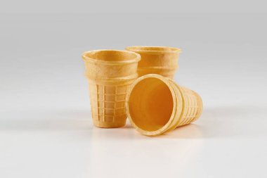 Beyaz arka planda izole edilmiş üç tane boş, lezzetli, tost gibi gofret fincanı. Yiyecek ve ikram kavramı. Model, reklam ve tasarım için şablon. Kapat, boşluğu kopyala