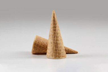 Beyaz arka planda izole edilmiş iki boş, iştah açıcı dondurma külahı. Yiyecek ve ikram kavramı. Model, reklam ve tasarım için şablon. Kapat, boşluğu kopyala