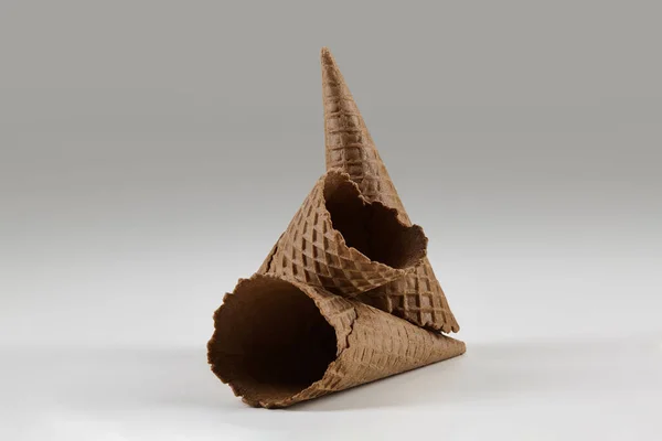 Три Пустые Вкусные Коричневые Вафельные Конусы Мороженого Изолированы Белом Фоне — стоковое фото