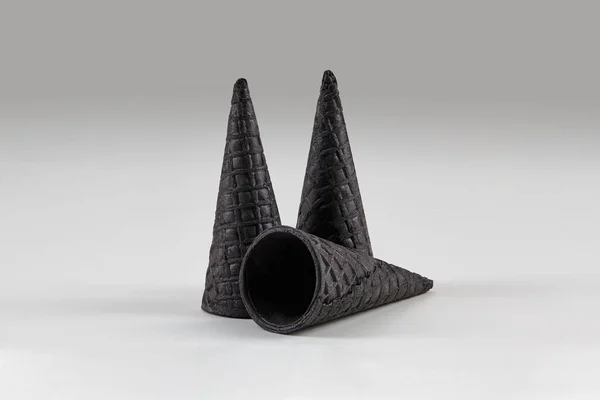 Tres Conos Oblea Vacíos Sabrosos Negros Para Helado Aislados Sobre — Foto de Stock