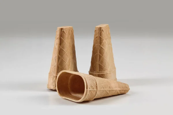Три Пустые Вкусные Большие Вафельные Чашки Мороженого Изолированы Белом Фоне — стоковое фото
