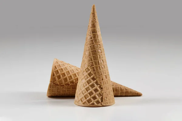 Dois Cones Wafer Vazios Saborosos Grandes Para Sorvete Isolado Fundo — Fotografia de Stock