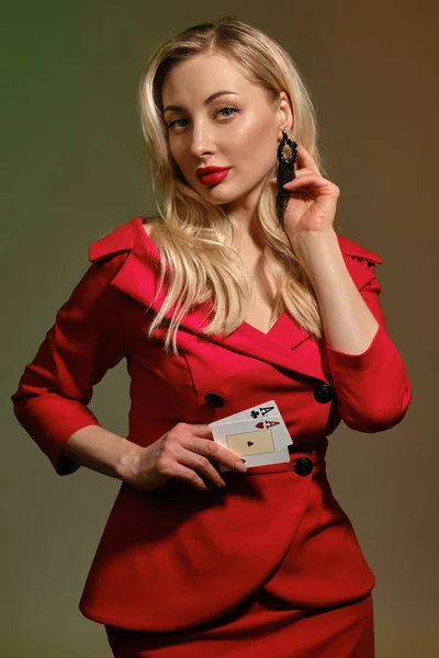 Mignon Modèle Blond Avec Maquillage Lumineux Robe Rouge Élégante Elle — Photo