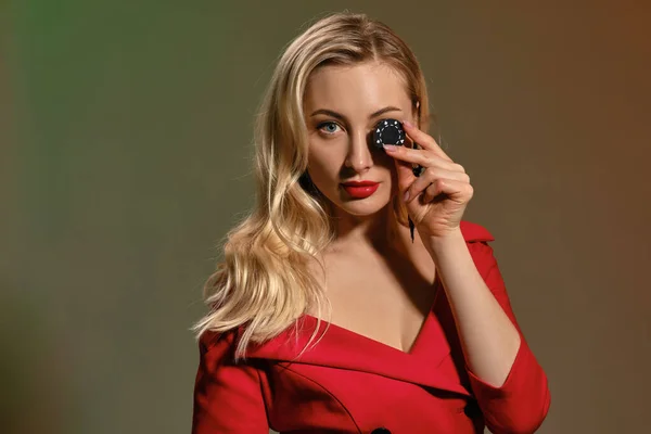 Wunderschöne Blonde Frau Mit Hellem Make Rotem Stylischem Kleid Und — Stockfoto