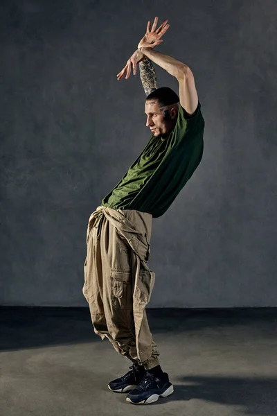 Jonge Flexibele Performer Met Getatoeëerd Lichaam Gezicht Oorbellen Baard Gekleed — Stockfoto