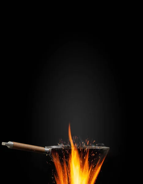 黒いスタジオの背景に火の上に煙と空の鍋 料理のコンセプト モックアップ コラージュ テキスト 画像のテンプレート スペースをコピー — ストック写真