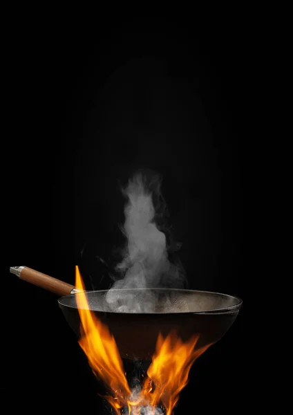 黒いスタジオの背景に火花で火の上に煙で鍋を空にします 料理のコンセプト モックアップ コラージュ テキスト 画像のテンプレート スペースをコピー — ストック写真