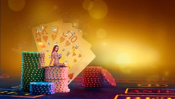 Una donna vestita d'oro ha dei soldi, seduta su una pila di patatine. Tavolo da gioco su sfondo colorato con carte, retroilluminazione. Poker, casinò — Foto Stock