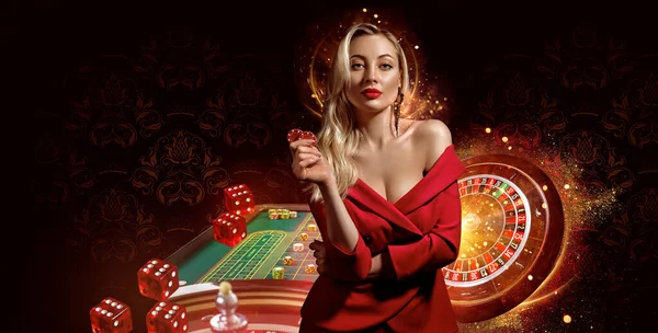 Dívka v červených šatech. Zobrazuji čipy, pózuji na tmavém pozadí. Ruleta, hrací stůl s hromadou barevných žetonů, létající kostky. Poker, kasino — Stock fotografie