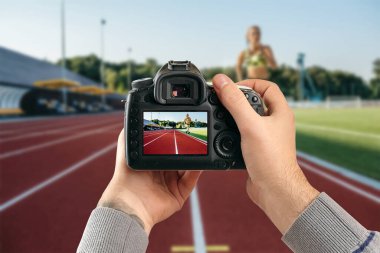 Koşu parkurunda koşan koşucu başarıya doğru koşuyor. Gol başarı konsepti. Kırmızı şeritteki bir stadyumda hızlı bir koşu yapan bayan sporcu..