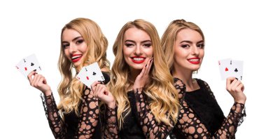 Parlak makyajlı, lüks siyah elbiseli, kıvırcık sarışın bayanın kolajı. Gülümsüyor, beyaz arka planda yalnız poz verirken iki as gösteriyor. Kumar, poker, kumarhane. Yakın plan, kopyalama alanı
