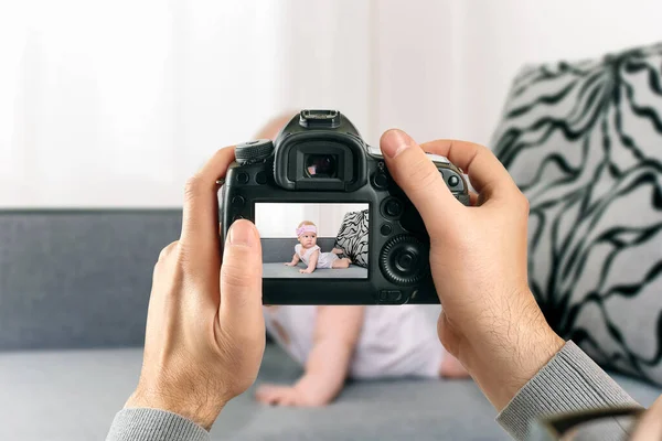 Digitale Spiegelreflexkamera Mit Einem Objektiv Der Hand Fotograf Fotografiert Hände — Stockfoto