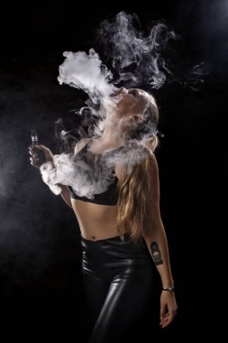 Kız bir siyah arka plan vape yükselir