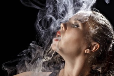 Kız bir siyah arka plan vape yükselir