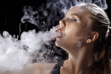 Kız bir siyah arka plan vape yükselir