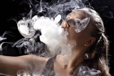 Kız bir siyah arka plan vape yükselir