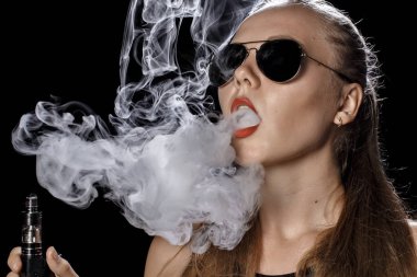 Kız bir siyah arka plan vape yükselir