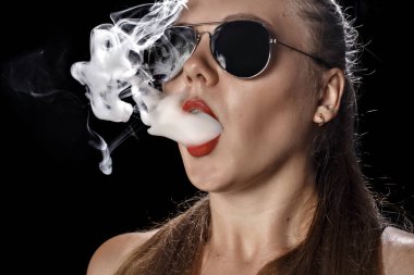 Kız bir siyah arka plan vape yükselir