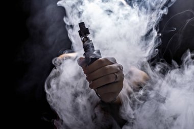 El duman aygıtı ile.