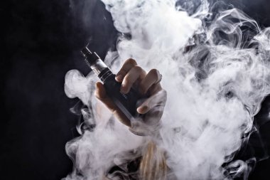 El duman aygıtı ile.