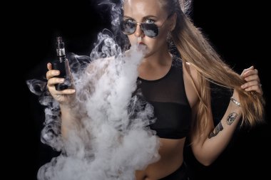 Kız bir siyah arka plan vape yükselir
