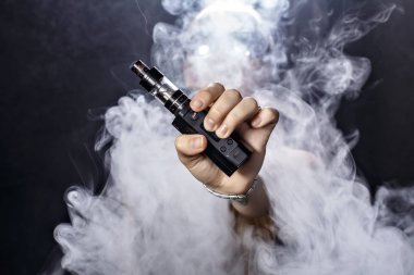 Kız bir siyah arka plan vape yükselir