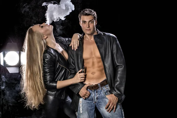 kadın ve adam çok yükseklerde uçmak bir siyah arka plan vape